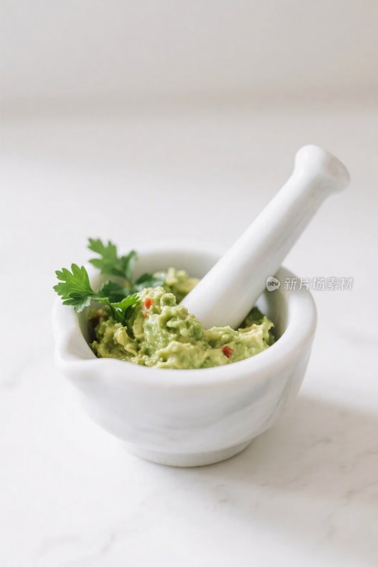 白色研钵里的绿色酱料