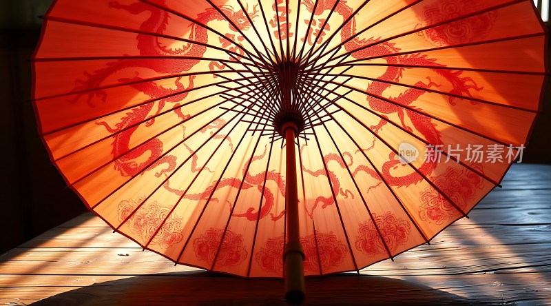 红色龙纹油纸伞下的光影世界