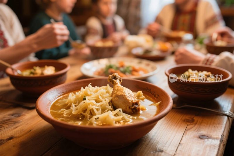 温馨家庭聚餐食物场景