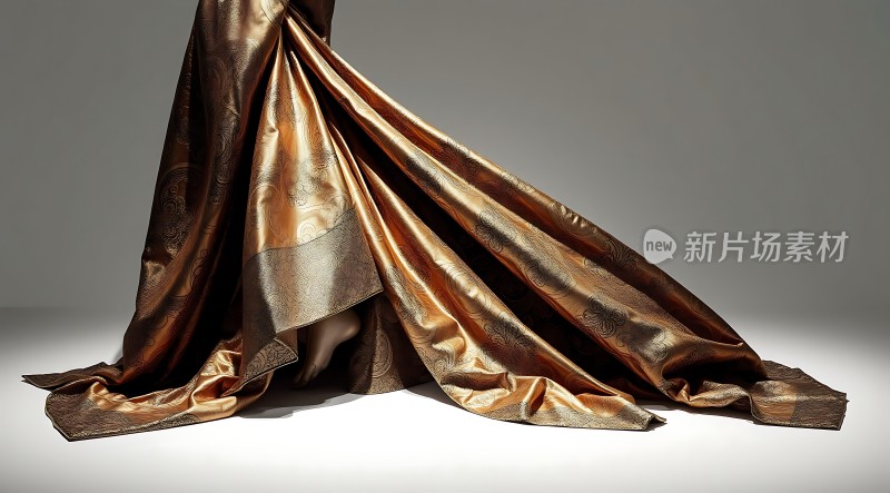 金色绸缎优雅垂落展现奢华质感