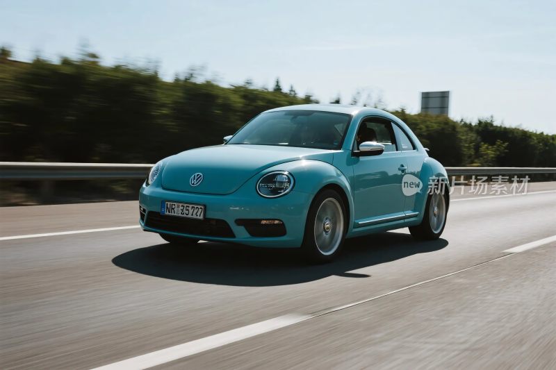 浅蓝色甲壳虫汽车行驶