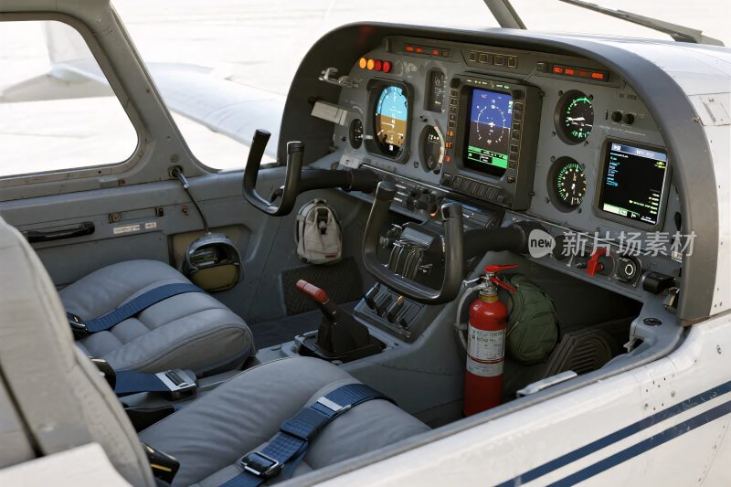 飞机驾驶舱内部