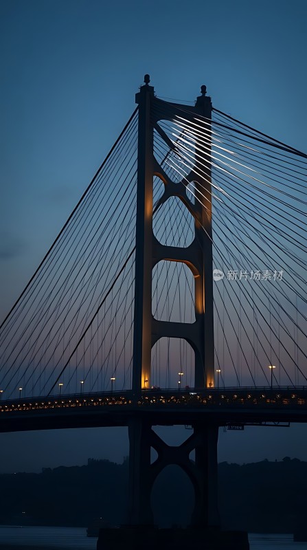 暮色下的悬索桥
