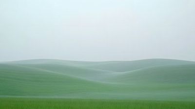 薄雾笼罩下宁静青山