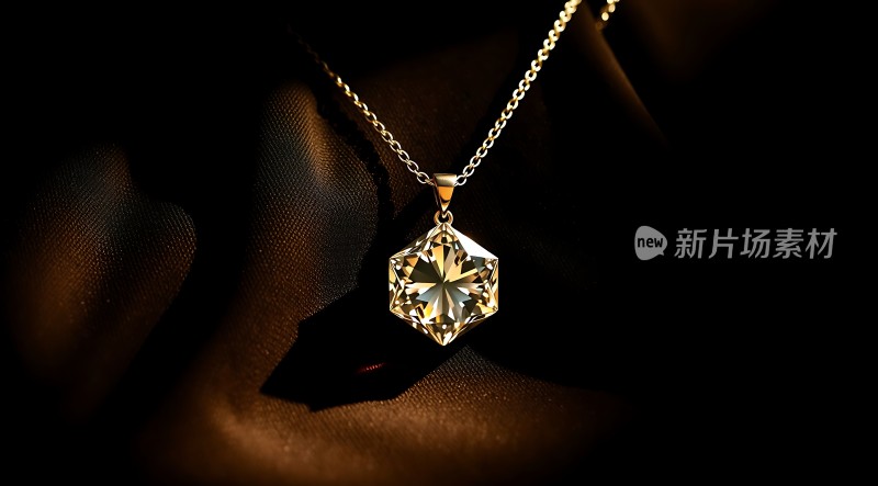 黄金项链上的璀璨钻石吊坠