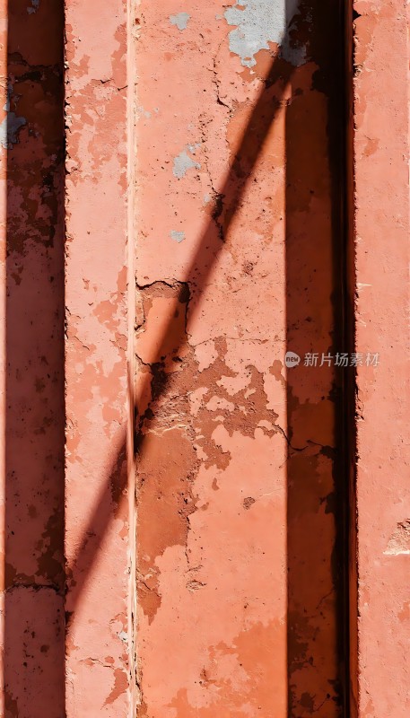 阳光下的剥落墙面