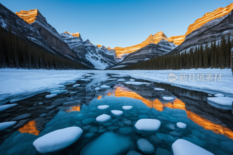 山倒映在结冰的湖泊中湖中长满岩石和雪图片