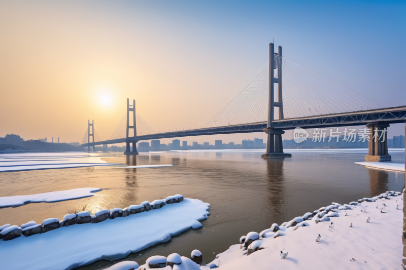 横跨河流的桥地面积雪高清图片