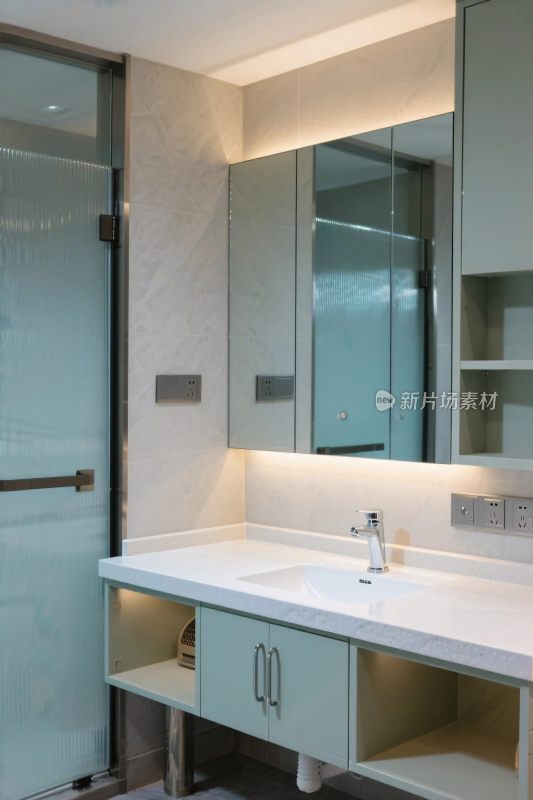 现代浴室洗手台空间