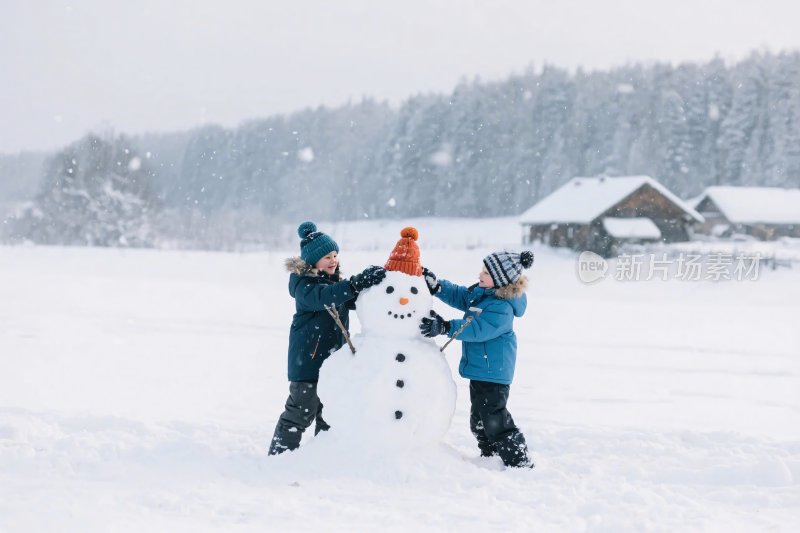 孩子们在雪地堆雪人