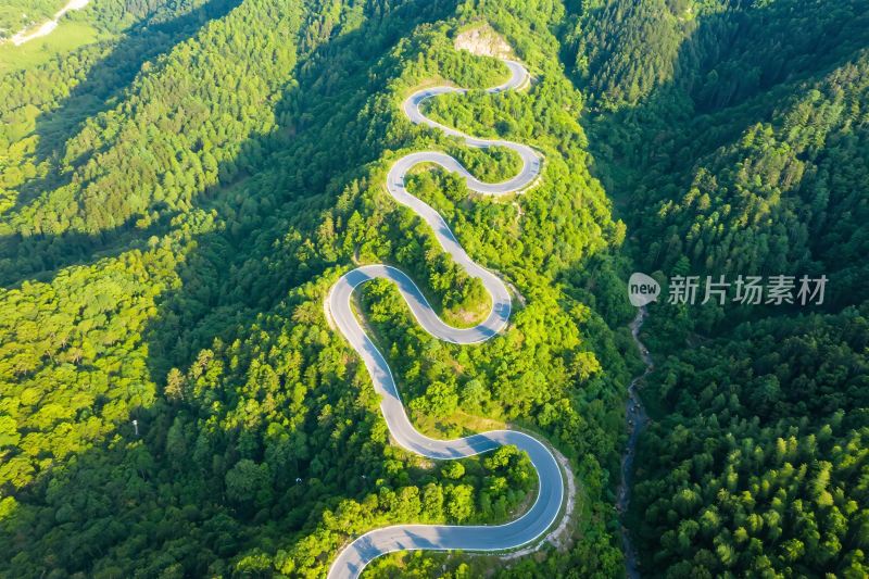 山间蜿蜒盘旋的公路美景