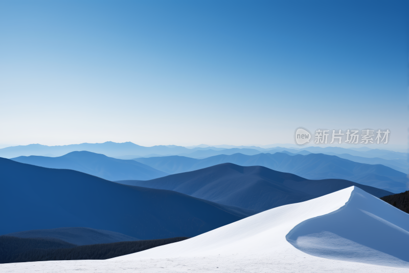 滑雪者在雪山斜坡上欣赏山脉景色风景图片