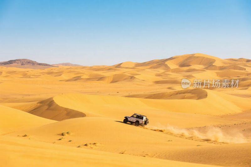 沙漠中行驶的越野车
