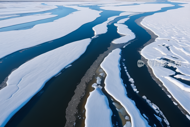 一条河流穿过白雪覆盖的田野的草图风景图片