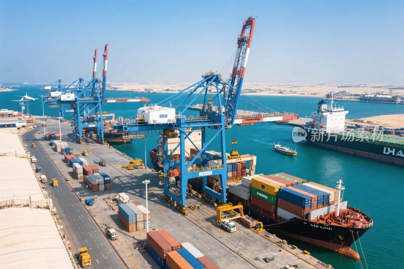繁忙的港口作业场景