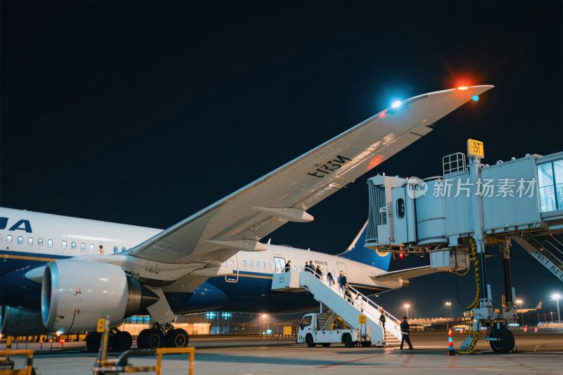 夜晚机场的飞机及登机桥景象