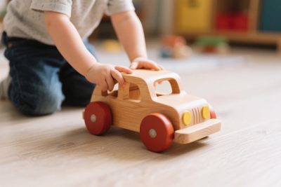 小孩玩木质玩具车
