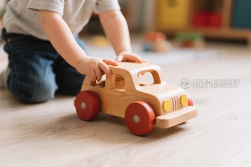 小孩玩木质玩具车