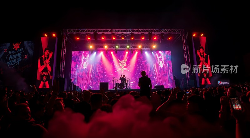 摇滚乐队现场演出舞台灯光璀璨观众热情高涨