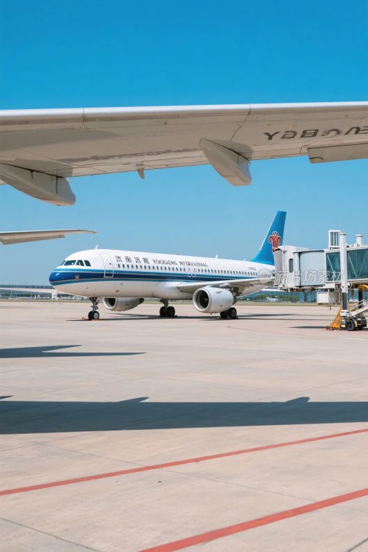 机场停机坪的飞机