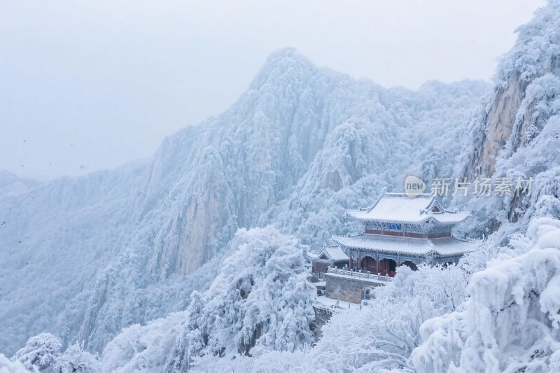 雪山古建雪景风光