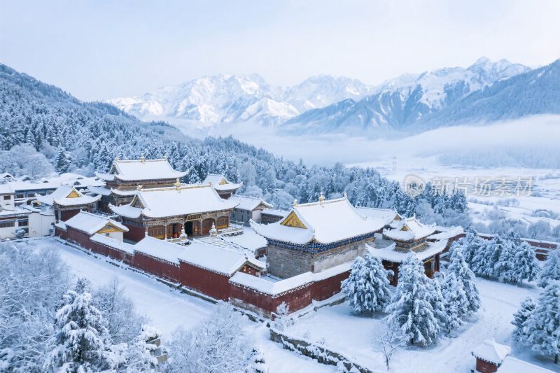 雪山古建筑风景图