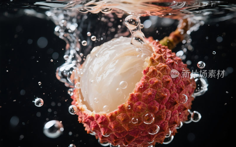 新鲜荔枝掉入水里