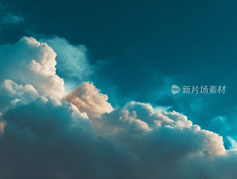 天空中蓬松的美丽云朵