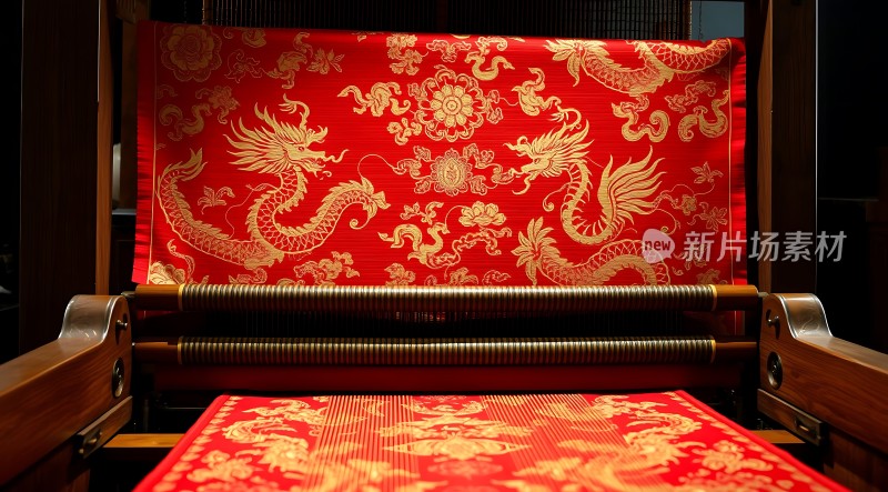 红色龙纹织布机