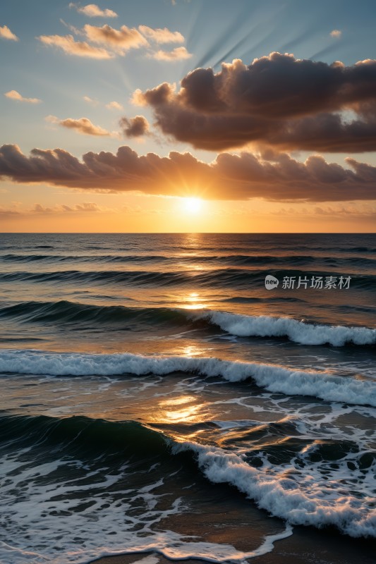 海上日落伴随着海浪