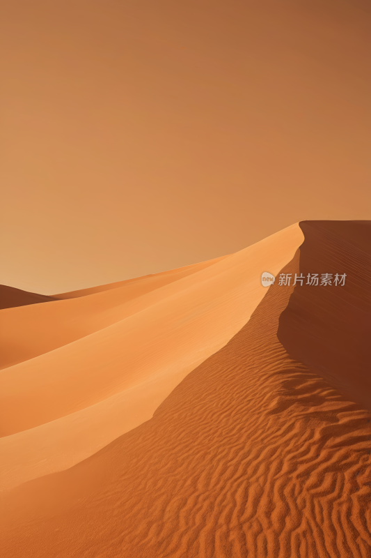 在沙漠中行走一个大沙丘高清背景纹理图片