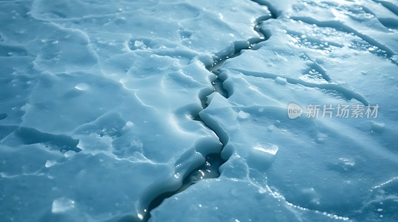 冰封世界裂缝中的希望之光