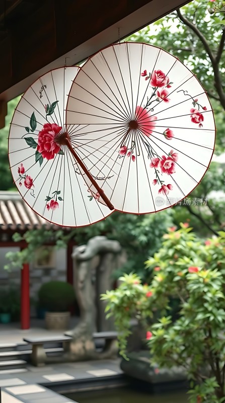 古风油纸伞下的静谧庭院