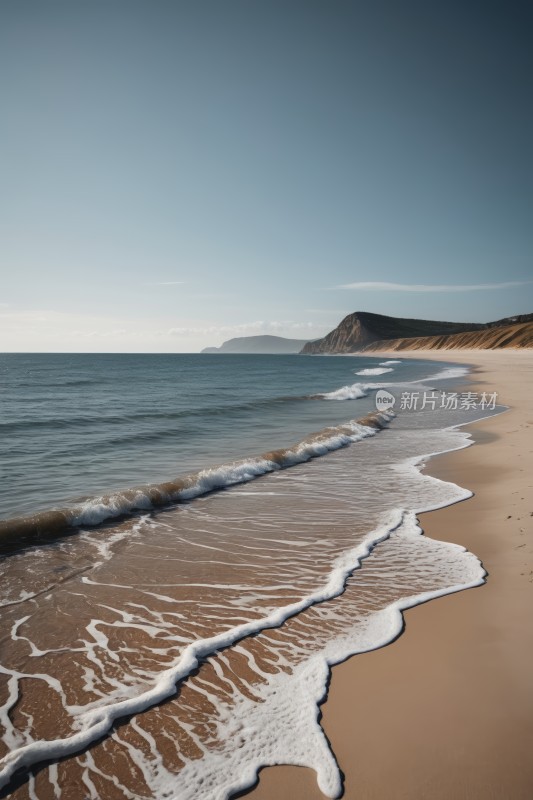 海滩上一股海浪涌来晴朗的天空高清风景图片