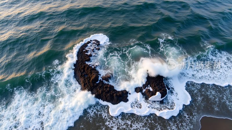 海浪拍打礁石的壮丽景象