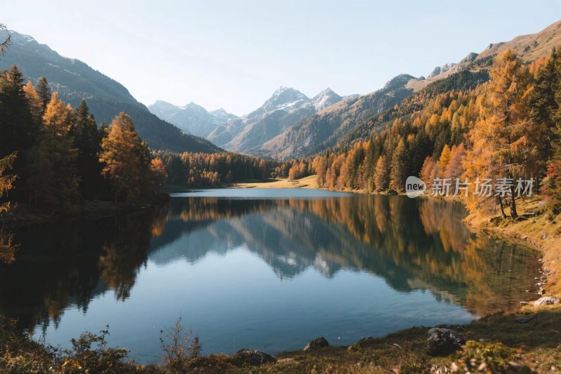 秋日山间宁静湖泊美景