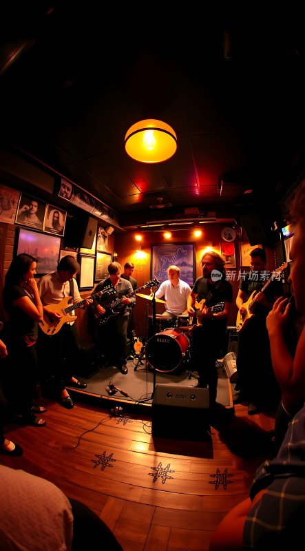 乐队现场演奏观众围观