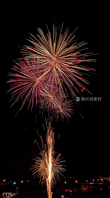 夜空烟花绽放色彩斑斓光芒四射
