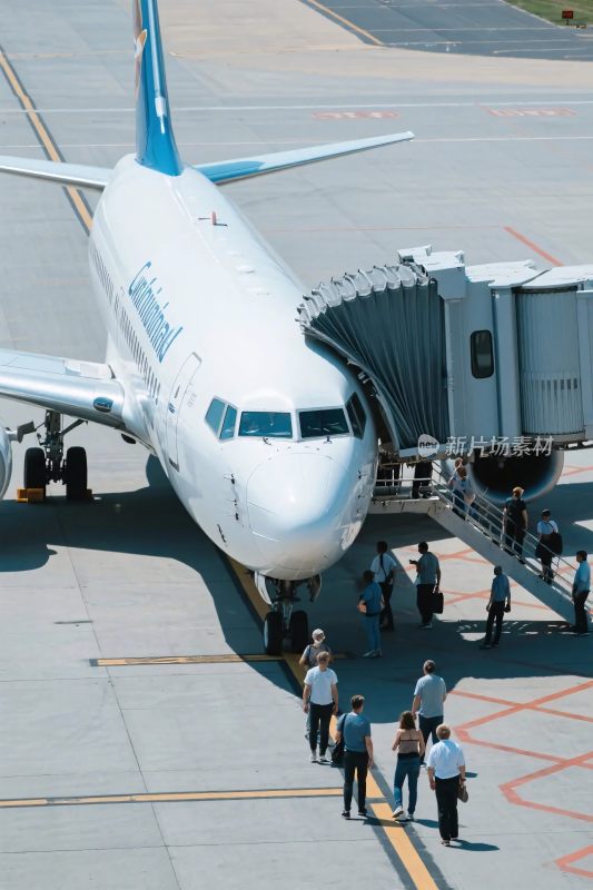 机场停机坪客机乘客