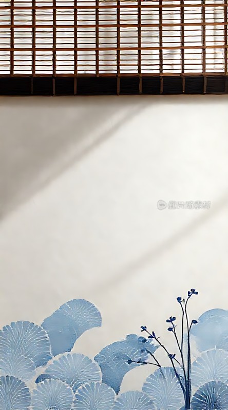 竹影斑驳映白墙蓝花轻舞似梦间