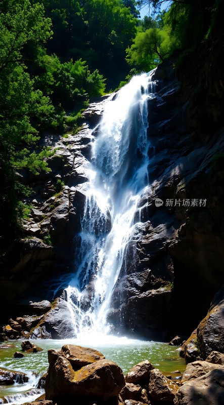瀑布飞流直下绿树环绕自然美景令人陶醉