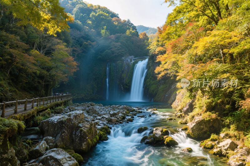 秋日山间瀑布美景