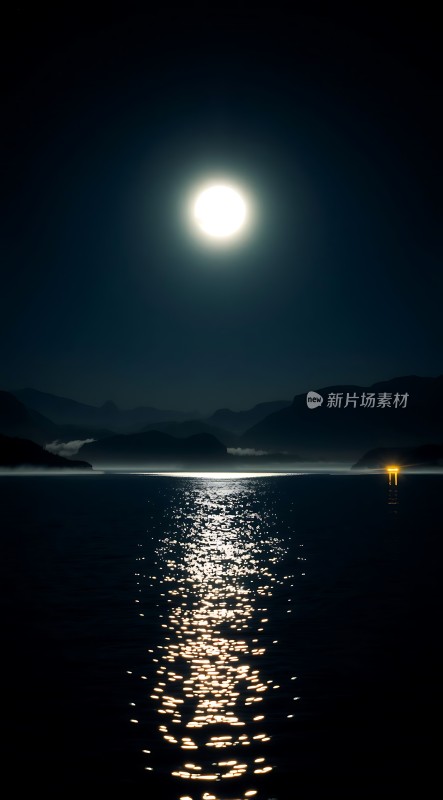 月映波光夜色幽