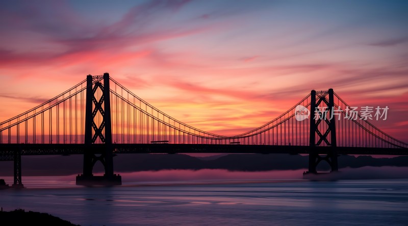 日落下的壮观大桥