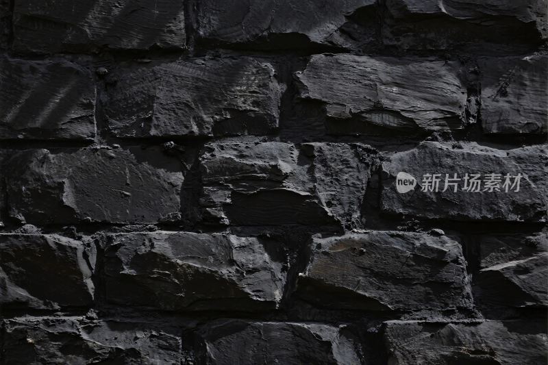 黑色石块堆砌的墙面