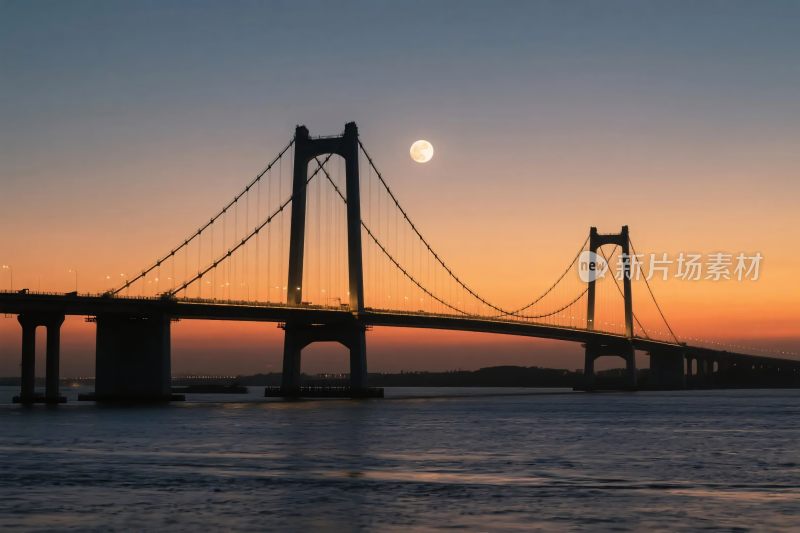 悬索桥夕照风景