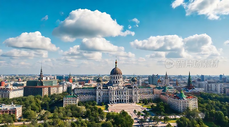 蓝天白云下的宏伟建筑群绿树环绕的城市景观