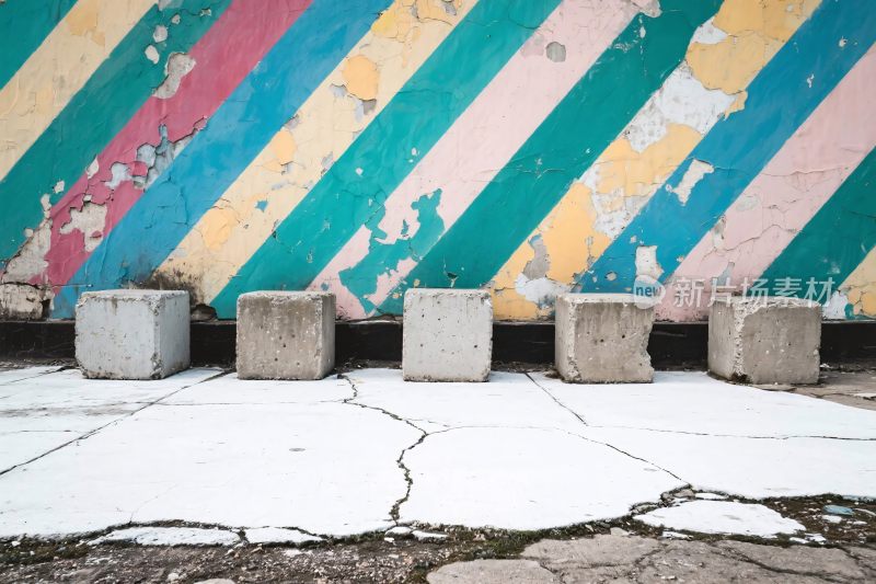 彩色条纹墙与混凝土方块