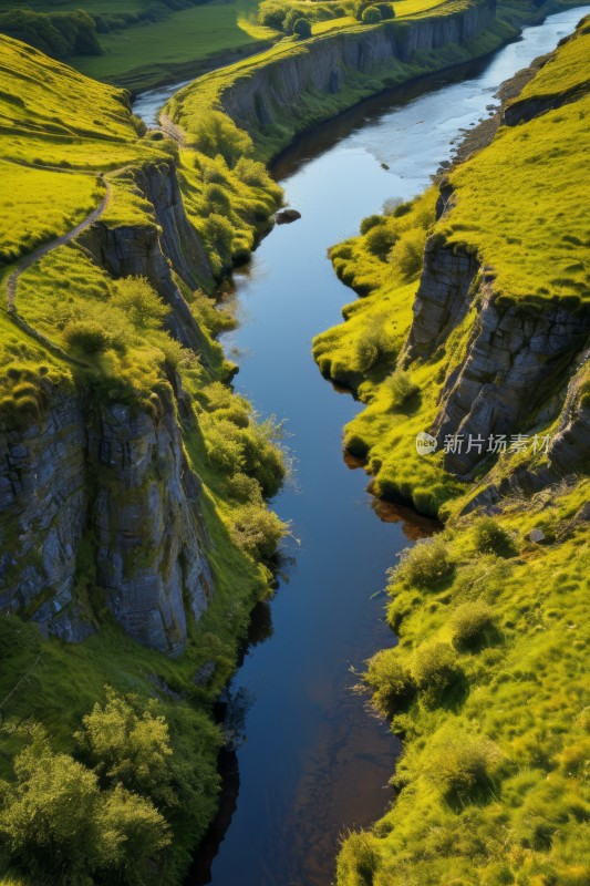 从一条河流穿过郁郁葱葱的绿色山谷风景图片