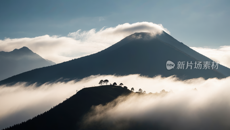 一座被雾气覆盖的山风景风光高清图片